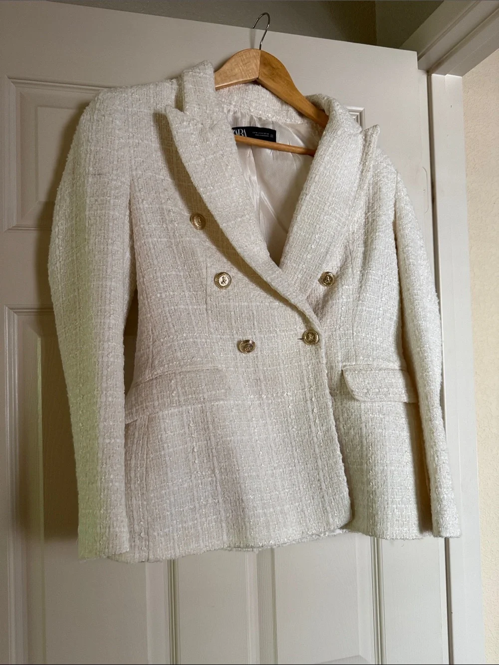 Zara Cream Bouclé Double-Breasted Blazer with Gold Buttons - Picture 4 of 5